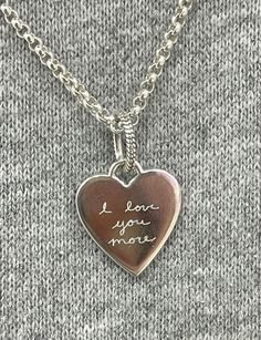 Heart Engraved Necklace, Jewelry Gift Aesthetic, Pandora Pendant Necklaces, Engraved Jewelry Ideas, Pandora Engraved Necklace, Necklace Engraving Ideas, Pandora Necklace Aesthetic, Engraved Necklace Ideas, Pandora Engraving