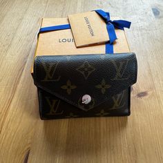 Louis Vuitton Monogram Victorine Wallet In Rose Ballerine Purchased 11/2021 Leather Is Peeling Off Of The Button, Staining In Coin Pouch Canvas Is In Great Condition Includes Box, Dust Cover And All Original Tags Bags Louis Vuitton, Louis Vuitton Brown, Coin Pouch, Dust Cover, Louis Vuitton Monogram, Louis Vuitton Bag, Coin, Bag Lady, Louis Vuitton