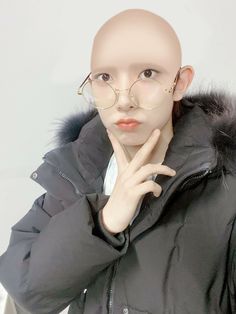 Bald Jay Enhypen, Heeseung No Face Wallpaper, Bald Heeseung, Heeseung Funny Pictures, Heeseung Haircut, Bald Jungwon, Heeseung Angry Face, Heeseung Meme Funny, Heeseung Funny Face