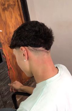 V Fade Design, Mens Hair Designs Lines, Mid Fade With Design, Drop Fade Design, Spider Haircut, Burst Fade With Design, Low Fade Design, Mid Fade Em V, Haircut Lines