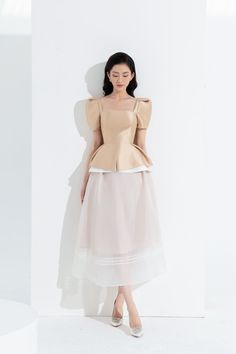 This skirt is a must-have design in the wardrobe of the ladies who love the natural but still have chic style. Digital Stylist, Organza Midi Skirt, Walking Art, Mean Blvd, Organza Skirt, Ballet Core, Feminine Fashion, Royal Outfits, Square Neck Top