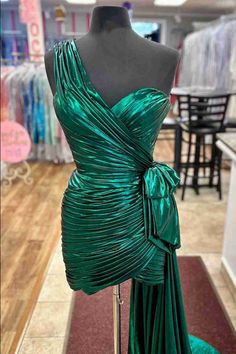 Shine bright at your homecoming in the Metallic Green One-Shoulder Ruched Dress. This eye-catching dress is made from luxurious polyester fabric and is available in striking green, royal blue, and rose gold colors. The one-shoulder design adds a modern touch, while the pleated embellishments create a flattering look making this dress a must-have for any special occasion. Details: Silhouette: Sheath Style Fabric: Polyester Fabric Color: Green, Royal Blue, Rose Gold Color Length: Short Mini Length Homecoming Dresses Green, Homecoming Accessories, Blue And Rose Gold, White Homecoming Dresses, Prom Accessories, Blue Homecoming Dresses, Shoulder Stretch, Ruched Skirt, Short Homecoming Dress