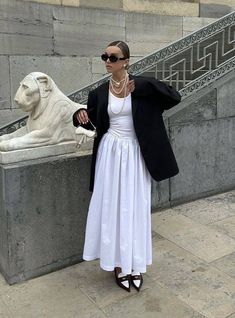 Normcore Fashion, Parisian Look, La Outfits, White Skirt, Black Jacket, Skirt Outfits, Old Money