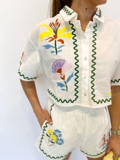 This embroidered linen set is EVERYTHING! Fits true to size. Sami is wearing a medium! Fashion 2025, Fashion Highlights, Holiday Dresses Women, Dress Up Boxes, Embroidered Linen, Layering Outfits, Vintage Havana, Linen Set, Embroidered Clothes