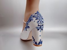 🌸 Inspired by Blue & White china/porcelain 🌸 Elegant Leaves & Branches Pattern Design 🌸 Black Version Link: 🔗 https://www.etsy.com/listing/1716749244 🌸 Shoes in Photos: Type A-Deluxe Version: Whole Shoe Embellished Type B-Simple Version: Front Embellished Type C-Elegant Version: Rear Embellished Type D-Asymmetry Version: Combine B & C Version (One Front & One Rear) 🍀 Ivory/White Satin Upper (can change to any other-colored satin for free) 🍀 Dark & Light Blue Combined Lace Applique 🍀 Heel height 7cm (approximately 2.8 inches) 🍀 Mary Jane Closed Toe 🍀 Block heels 🍀 Ankle strap can be removed upon request 🌸 Size Guide: 🍀 True to size (European size) 🍀 All shoes are made in standard width. 🍀 We are based in the US, but our shoes are made in European size, below is the conversion Blue Wedding Boots For Bride, Blue And White Shoes, Bridal Block Heels, Closed Toe Block Heels, Royalty Dr, Comfortable Wedding Shoes, Dream Wedding Shoes, Off White Wedding, Blue Block Heels