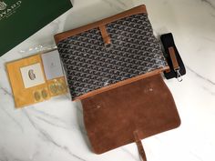 #Goyard Citadin# The name comes from the meaning of 'urban man' in French. It is equipped with a detachable shoulder strap, which can be used as a portable briefcase for business outings, and it can be worn elegantly in casual daily life. It is very functional and eclectic. Top BOX smooth cowhide➕Goyardine cotton linen canvas, full of luxury The new Goyard Citadin messenger bag is now available in Goyard Beijing, Shanghai, Shenzhen, Chengdu and Hong Kong boutiques.
This bag is only ️one size: b Lv Purse, Lv Shoes, Commuter Bag, Lv Handbags, Chengdu, Linen Canvas, Orange Bag, Lv Belt, Phone Protection