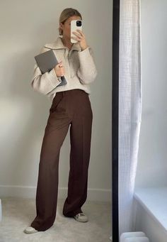 Brown Trousers Outfit Women, Downtown Sweater, Brown Trousers Outfit, Outfits For The Office, Slacks Outfit, Brown Pants Outfit, Aesthetic 80s, Elegantes Outfit Damen, Grunge Fits