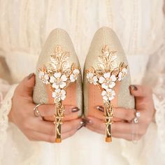 Luxury Metal Flower High Heels Ladies Bridal Wedding Shoes Women's Elegant Stiletto Heels for Flower Wedding Shoes, Glitter Stilettos, Glitter High Heels, Boho Wedding Dress Lace, Types Of Heels, Pumps Heels Stilettos, Floral Party, Metal Flower, Ball Gowns Prom