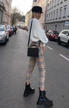 Printed pants | Pull over | Black boots | Streetstyle | Inspo | More on Fashionchick Doc Martens Outfit, Winter Ootd, Winter Knitwear, Rock Outfit, London Outfit, Urban Street Style, Trending Fashion Outfits, Street Style Winter