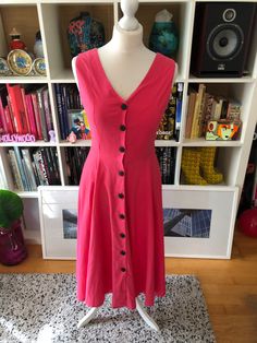 Super fresh little 80s-does-50s sundress giving us serious summer feelings. The bright pink colour and big black buttons are a nod to the 80s but still looks super modern and wearable. A perfect addition to your wardrobe that you can dress up or down.  Great condition, by 'Gayle Glass'. Would best fit a UK size 8 Bust 34' Waist 26' Hips free Length 34' Mannequin's measurements (UK size 10) Bust: 34' Waist: 27' Hips 37' Item pinned on model? No, but it's snug around the waist Please remember all 50s Sundress, Sundress Dress, Summer Sundress, Pink Colour, 80s Vintage, The 80s, Summer Cotton, Pink Cotton, Vintage Pink