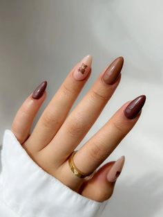 Upgrade your manicure with these 25 cute brown nail designs that are perfect for fall! From dark, trendy shades like chocolate and coffee colors, these nail art ideas will keep you looking stylish all season long. Plaid Nail Designs, Checkered Nails, Glitter Accent Nails, Cute Short Nails, Nude Nail Designs, Plaid Nails