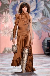 Cowgirl Couture, Fashion Week Trends, Australian Fashion Designers, Trendy Skirts, Fashion Friday, Creation Couture, Winter Trends, Current Fashion Trends, Fashion 2018