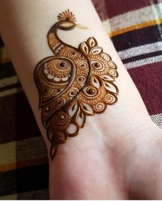 a henna tattoo on someone's arm