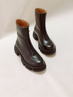 Boots have a minimalist design, an ideal height that visually lengthens the legs and a massive sole.  Boots can have different lining options: leather lining (demiseason, without insulation, 32 insulated with wool (23-14℉) or fur (5-4℉). The front has a high rubberized zipper. Which acts not only as a laconic decoration, but also as a functional element of quick putting on shoes. Round toe. Ribbed rubber sole with a massive tread that will provide better grip on the surface. This model can be cu Day To Night Boots, Cool Winter Shoes For Women, Boots Front Zipper, Boots For Women No Heel, Front Zipper Boots, Flat Winter Shoes, Classy Winter Shoes, Low Boots Outfit, Boots Cyberpunk