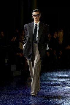 Girl In Suit, Bella Hadid Runway, Ysl Men, Unique Colour Combinations, Menswear Women, Paris Party, Spring 2025