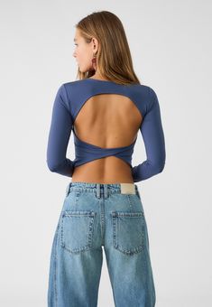 Trendy Backless Tops For Fall, Versatile Stretch Backless Tops, Trendy Fitted Top With Cross Back, Trendy Fitted Cross Back Top, Spring Stretch Tops With Cutout Back, Chic Stretch Cross-back Top, Trendy Stretch Cross Back Tops, Casual Fitted Top With Cutout Back, Versatile Stretch Top With Ruched Back