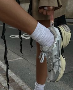 Sneaker Website, Athleisure Shoes, Dad Sneakers, Aesthetic Shoes, Trending Sneakers, Swag Shoes, Gym Shoes