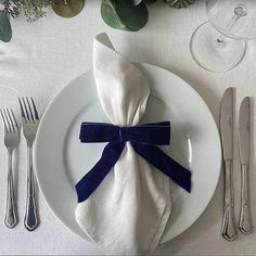 Napkin With Ribbon, White Christmas Tablescapes, Napkin Bow, Napkins Wedding Table, Napkin Ideas, Navy Table, Navy Blue Party, White Table Settings, White Linen Napkins