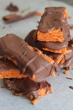 chocolate and peanut butter cookies are stacked on top of each other