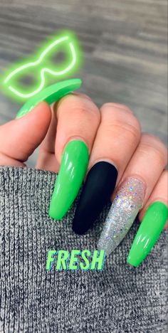 Green Nails Acrylic Matte, Green Pointy Nails, Emerald Green Nails Coffin, Pointy Nail Ideas, Green Nails Coffin, Nails Acrylic Matte, Emerald Green Nails Acrylic, Green Nails Acrylic, Acrylic Nails Coffin Ombre