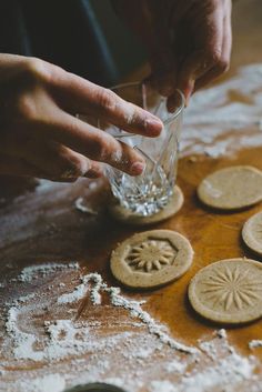 Yet another creative way to use #vintage glassware! <3 #diy بيتي فور, Winter Cookie, Cookies Recipes Christmas, Christmas Treats, Gingerbread Cookies, Fudge, Cookie Decorating, Christmas Cookies