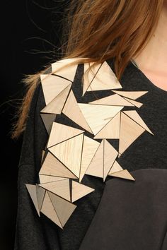 Details Architectural Clothes, Origami Geometric Shapes, Architectural Fashion, Geometry Triangles, Origami Architecture, Origami Fashion, Sculptural Fashion, Geometric Fashion