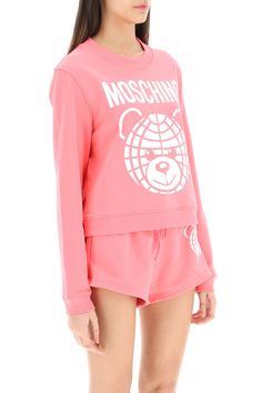 Cropped-cut crew-neck sweatshirt in loop-back cotton jersey by Moschino, featuring the Teddy branded print on front. Regular fit, ribbed edges. The model is 177 cm tall and wears a size IT 38. Size Info IT Color Detail Pink Made In Portugal Material 100% CO Season One spring Season Two summer Product clothing Brand Moschino Size And Fit Boxy Fit Crew Neck Sweatshirt For Spring, Cropped Boxy Sweater With Ribbed Cuffs And Crew Neck, Logo Print Sweatshirt For Spring Loungewear, Crew Neck Hoodie With Logo Print For Spring, Cropped Cotton Sweater With Ribbed Collar, Spring Streetwear Cropped Crew Neck Sweater, Pink Crew Neck Sweatshirt With Ribbed Collar, Spring Crew Neck Cropped Sweater For Streetwear, Trendy Boxy Fit Crew Neck Sweater