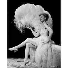 Lucille Ball Seated with Fan Photo Print Image 1 Oud Hollywood, 40s Mode, Burlesque Vintage, Ziegfeld Girls, The Comedian, Carole Lombard, Lucille Ball