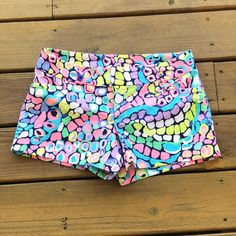 Nwot Lilly Pulitzer Ellie Shorts In Gypsy Jungle, Size 2. Front And Rear Faux Pockets. I Bought These On A Trip, Took Off The Tag, And Never Even Wore Them! Super Cute, Just Too Big! 4" Inseam Printed Polished Short With Hook And Bar Closure Faux Front Pockets And Back Welt Pockets. Mizner Stretch Jacquard- Printed (90% Cotton, 7% Lycra, 3% T400). Ma Cute Fitted Bottoms With Built-in Shorts, Fitted Bottoms With Built-in Shorts In Cute Style, Playful Spring Swimming Shorts, Playful Short Swim Bottoms, Fun Stretch Shorts For Beach, Fun Stretch Shorts For The Beach, Playful Short Length Bottoms For Swimming, Playful Short Length Swim Bottoms, Playful Short Length Swimming Bottoms