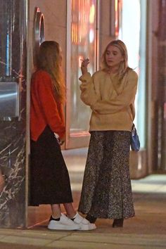 May Kate And Ashley Olsen Style, Mary And Kate Olsen Outfits, Mary Kate And Ashley Olsen Fashion, Mary Kate And Ashley Street Style, Olsen Twins Style 2023, Mary Kate And Ashley Olsen Style, Olsen Twins Outfits, Olsen Twins Street Style, Mary Kate And Ashley Style