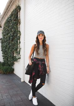 Striped tank top + high waisted distressed skinny jeans + flannel shirt + white sneakers + baseball cap Baseball Cap Outfit Summer, Errands Outfit, Baseball Outfit, Outfits With Hats, Weekend Outfit