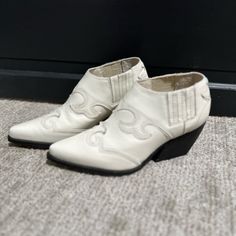 New Steve Madden Waze Leather Western Bootie In Cream Elastic Stretch On Sides For Easy Pull On. All Leather With 3 In. Heel Sz. 7 Spring Faux Leather Shoes With Almond Toe, Spring Almond Toe Faux Leather Shoes, Beige Pointed Toe Leather Shoes For Fall, Cream Leather Summer Boots, Western Leather Booties With Pointed Toe, Cream Pointed Toe Leather Shoes, Summer Leather Slip-on Boots, Casual Leather Pointed Toe Booties, Cream Leather Shoes With Almond Toe For Spring