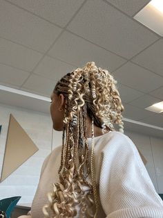 Knotless Braids For Summer, Hair Styles Braids Color, Blond Braids With Curls, Braids With Extensions For Black Hair, Braids With Long Curls, Blonde And Black Hair Braids, Black Girls With Blonde Braids, Brown And Blonde Braids With Curls, Blonde Knotless Box Braids With Curls