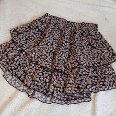 Simplee Floral Tier Mini Skirt Medium Never Worn Navy W/ Cream Floral Pattern Great Condition Beige Flowy Mini Skirt For Beach, Flowy Beige Mini Skirt For The Beach, Beige Floral Print Tiered Skirt, Beach Floral Print Skort, Beach Floral Print Flowy Skort, Tiered Mini Skirt, Clueless Outfits, Skirt Medium, Clueless