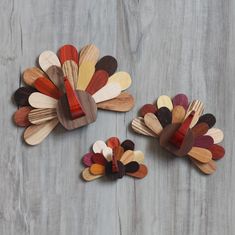 three pieces of wood are arranged in the shape of flowers