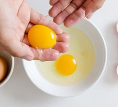 two eggs being boiled in a bowl with the words e gema no brigadero gourmet, pode?