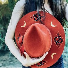 Hat Burning, Mad Hat, America Outfit, Painted Hats, Women Hats Fashion, Mama Style, Hat Ideas, Fashion Project, Western Hats