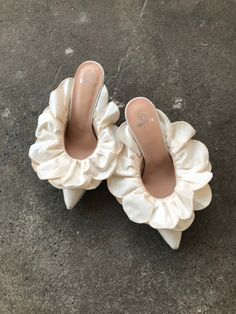 Brother Vellies, Perfect Wedding Shoes, Denim On Denim, Fishtail Braid, Stiletto Sandals, Carrie Bradshaw, Pretty Shoes, Dream Shoes, Mode Inspiration