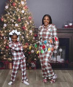 Pajama Christmas Pictures Family, Mom And Daughter Christmas Photoshoot, Christmas Pictures Family Outfits, Desi Photoshoot, Holiday Poses