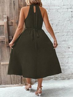 Casual Knee-length Halter Dress For Beach, Casual Knee-length Halter Dress For Vacation, Casual Solid Halter Neck Sundress, Halter Neck Dress For Day Out, Casual Halter Dress For Day Out, Casual Solid Color Halter Neck Midi Dress, Casual Sleeveless Halter Dress, Casual A-line Halter Dress For Vacation, Casual Green Halter Neck Midi Dress