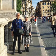 2016年6月イタリア旅行ローマにて。バッグは常に前に #couple #over60 #fashion #coordinate #outfit #ootd #instafashion #instaoutfit #instagramjapan #whitehair #silverhair #greyhair #夫婦 #60代 #ファッション #コーディネート #グレイヘア #白髪 #共白髪 Japanese Couple, Silver Grey Hair, Over 60 Fashion, Future Style, Baggy Clothes, Advanced Style, 60 Fashion, Dark Wear