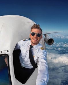 Pilot Photography, Pilot Uniform Men, Best Casual Wear For Men, Travel Background, Military Cards, Uniform Men, Dapper Mens Fashion