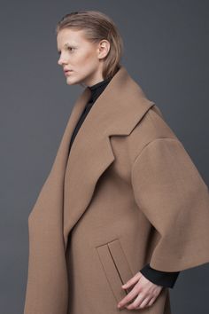 Fall Single-breasted Outerwear With Notch Lapel, Modern Single-breasted Wool Coat, Modern Single-breasted Wool Outerwear, Luxury Wool Single-breasted Outerwear, Winter Fashion Outfits Casual, Style Outfits, Monochrome Fashion, Camel Coat, Clothing Details