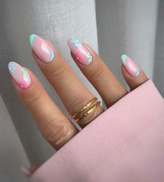 Floral Nail Ideas, Spring Nails Simple, Nail Colors Spring, Spring Nails 2023 Gel, Nails Floral, Mint Nails, Unghie Sfumate, Floral Nail Designs, Floral Nail