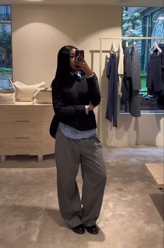 Modest Business Casual Outfits, Streetwear Office Outfit, Museum Worker Outfit, Grey Pants Outfit Winter, Work Fits Women, Laboratory Outfit, Collar Shirt Outfits, Dark Grey Outfit, Pull Outfit