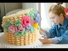 Flower Basket Cake, Bouquet Cake, Barrel Cake, Frosting Flowers, Easy Frosting, Buttercream Roses, Buttercream Flower Cake, Homemade Birthday Cakes, Cake Youtube