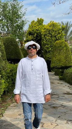 Rule: Do not overcrowd your wardrobe. Allow enough space between items to ensure proper air circulation, which helps in keeping the linen fresh and reduces the risk of wrinkles. Casual Linen Shirt, Shorts Linen, Shirt Dress Outfit, White Linen Shirt