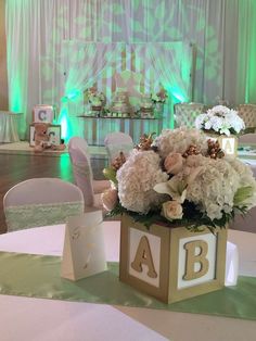 an elegant centerpiece with white flowers and greenery