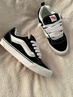 Shoes For Skateboarding, Cute Vans Outfits, Vans New Skool, Estilo Vans, Skater Vans, Vans Skate Shoes, Vans Old School, Pretty Sneakers, Old Skool Vans