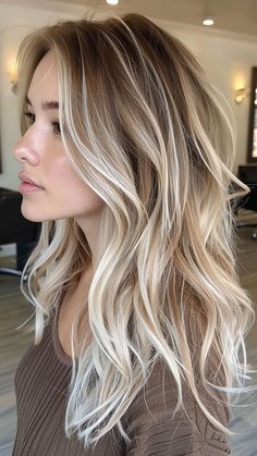 25 Chic Platinum Blonde Hair Color Concepts Fall Blonde Hair Color, Fall Blonde Hair, Summer Blonde Hair, Blonde Hair Transformations, Platinum Blonde Hair Color, Balayage Blonde, Blonde Hair Inspiration, Blonde Hair Looks, Hair 2024